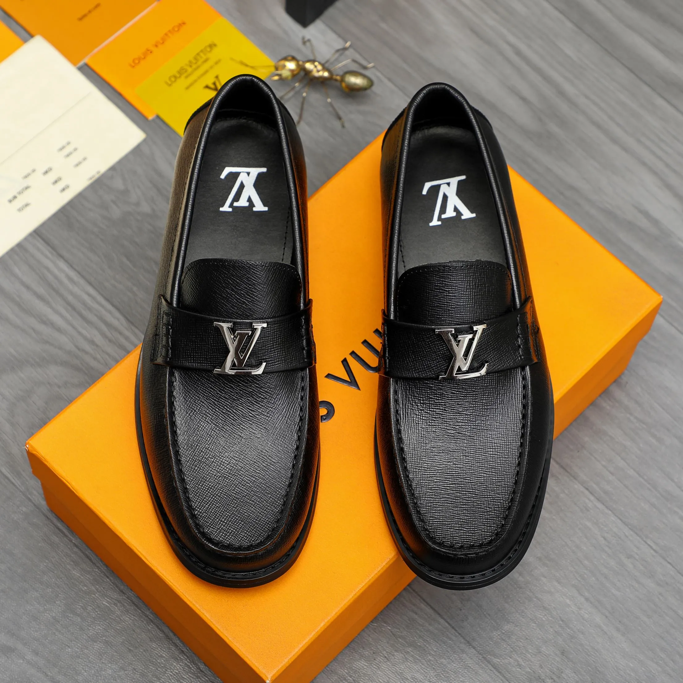 Men's shoes 💰p460 Product trademark: LV (Louis Vuitton) business slip-on leather shoes. Regular size: 38-45 (45 is custom-made and non-returnable) Product materials: Selected high-quality vertical grain cowhide upper, cowhide lining, original rubber outsole